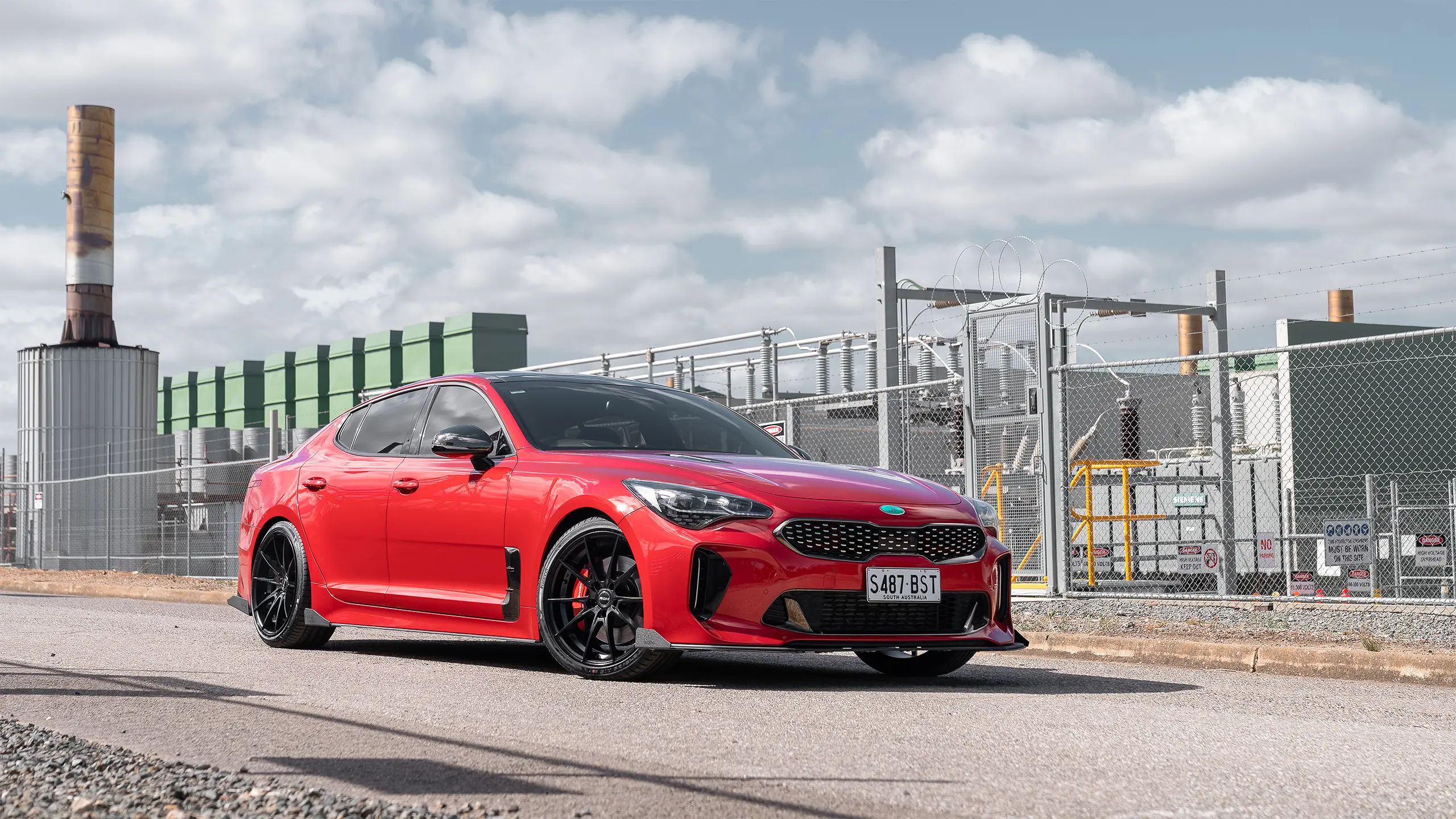 Red Kia Stinger fitted with ROH street wheels