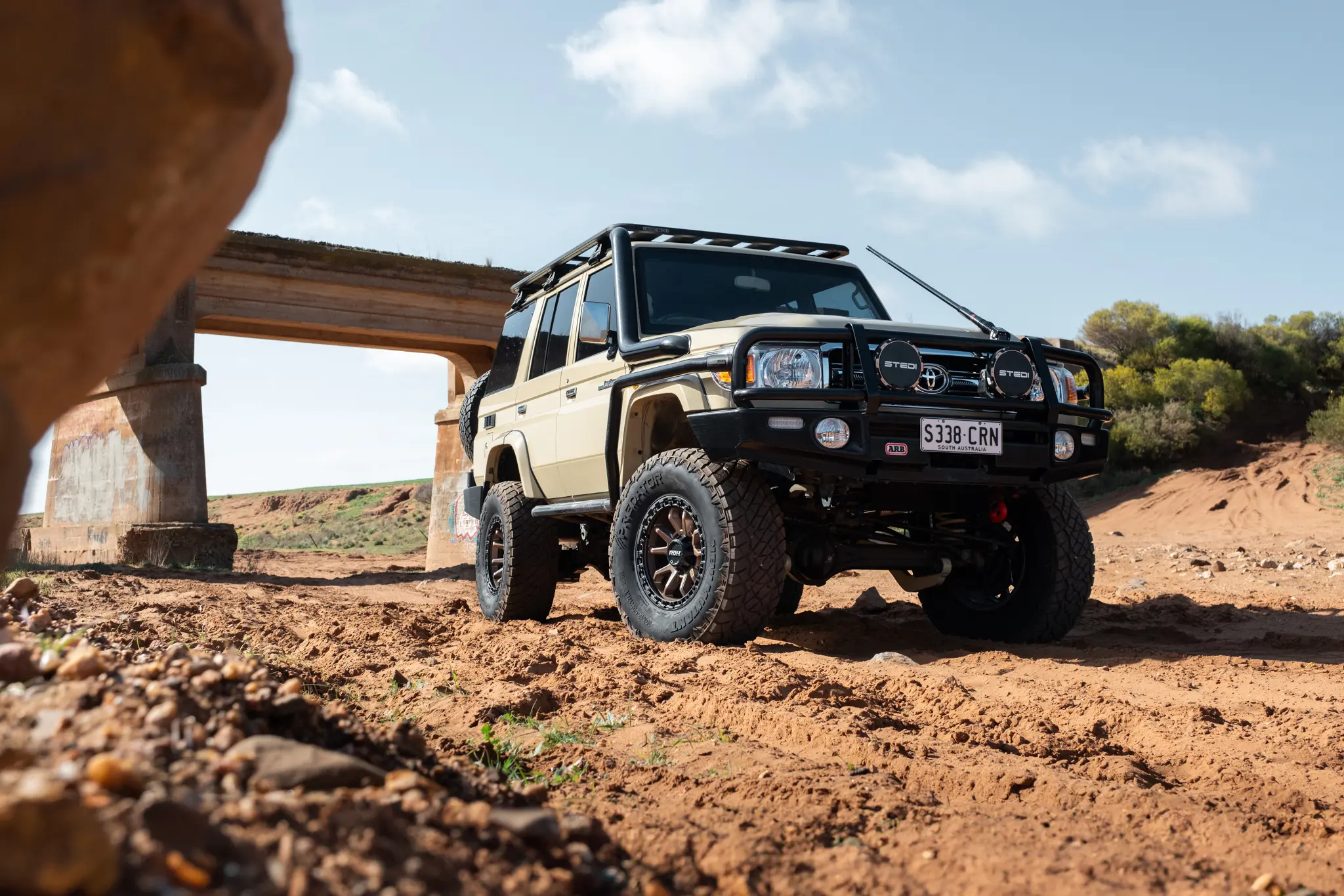 LandCruiser 76 / ROH Raid 5 — ROH supplier photography